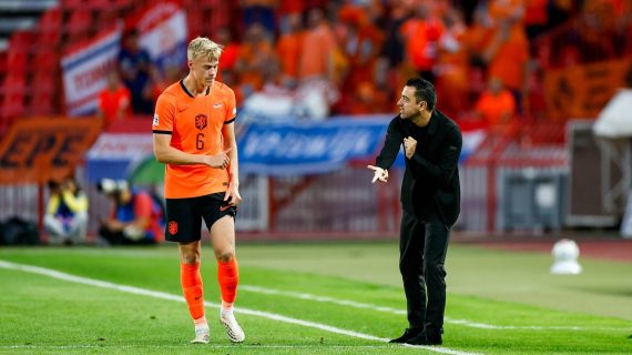 Xavi Hernández le da instrucciones a Jan Paul van Hecke durante el partido entre Serbia y Países Bajos de la Nations League 2026/27, disputado en Belgrado.