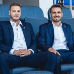 Andrés Jornet (derecha) y Damián Pedrosa (izquierda) posan sentados en el palco del estadio del ZTE húngaro.
