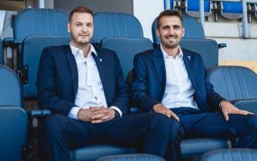 Andrés Jornet (derecha) y Damián Pedrosa (izquierda) posan sentados en el palco del estadio del ZTE húngaro.