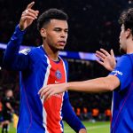 Désiré Doué celebra junto a Vitinha el gol del 1-0 en la victoria del PSG por 4-2 frente al FC Barcelona en la fase liga de la Champions 2026/27.