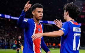 Désiré Doué celebra junto a Vitinha el gol del 1-0 en la victoria del PSG por 4-2 frente al FC Barcelona en la fase liga de la Champions 2026/27.
