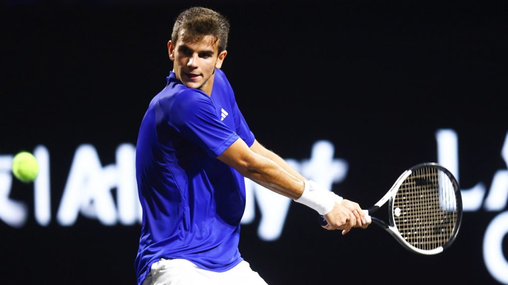 Rafa Jódar ejecuta un golpe de revés durante la Laver Cup 2026 disputada en Londres.