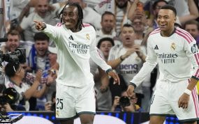 Yan Diomande, con Kylian Mbappé a su lado, celebra su gol en la victoria por 4-1 del Real Madrid ante el RB Leipzing en la Champions 2026/27.