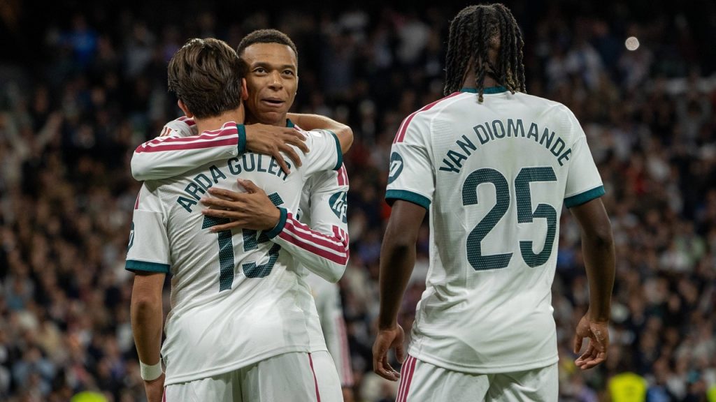 Kylian Mbappé, Arda Guler y Yan Diomande celebran juntos uno de los goles de la victoria del Real Madrid ante el Sevilla por 4-1 en LaLiga 2026/27.