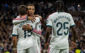 Kylian Mbappé, Arda Guler y Yan Diomande celebran juntos uno de los goles de la victoria del Real Madrid ante el Sevilla por 4-1 en LaLiga 2026/27.