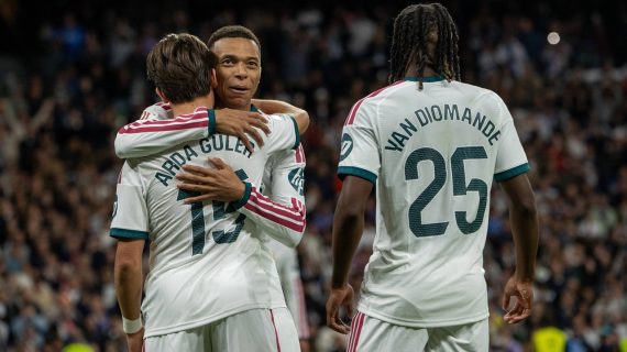 Kylian Mbappé, Arda Guler y Yan Diomande celebran juntos uno de los goles de la victoria del Real Madrid ante el Sevilla por 4-1 en LaLiga 2026/27.
