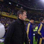 Rodolfo Arruabarrena entrando al césped de La Bombonera junto a varios de sus jugadores en un partido frente a Lanús del Torneo Clausura 2026 de Argentina.