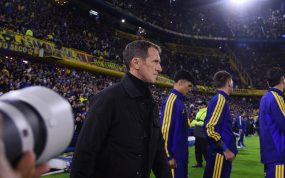 Rodolfo Arruabarrena entrando al césped de La Bombonera junto a varios de sus jugadores en un partido frente a Lanús del Torneo Clausura 2026 de Argentina.