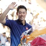 Kei Nishikori, con un ramo de flores en los brazos, se despide del público en el ATP 500 de Tokio 2026.