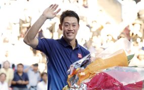 Kei Nishikori, con un ramo de flores en los brazos, se despide del público en el ATP 500 de Tokio 2026.