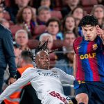 Hansi Flick observa desde la zona técnica una disputa entre Xavi Espart y Yan Diomande durante el FC Barcelona - Real Madrid de LaLiga 2026/27.