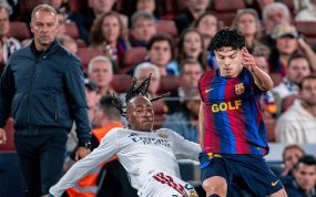Hansi Flick observa desde la zona técnica una disputa entre Xavi Espart y Yan Diomande durante el FC Barcelona - Real Madrid de LaLiga 2026/27.