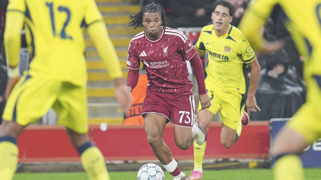 Rio Ngumoha se vuela con el balón entre los defensores del Villarreal en el partido entre el Liverpool y el equipo español en la fase de liga de la Champions League 2026/27.