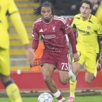 Rio Ngumoha se vuela con el balón entre los defensores del Villarreal en el partido entre el Liverpool y el equipo español en la fase de liga de la Champions League 2026/27.