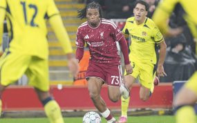 Rio Ngumoha se vuela con el balón entre los defensores del Villarreal en el partido entre el Liverpool y el equipo español en la fase de liga de la Champions League 2026/27.
