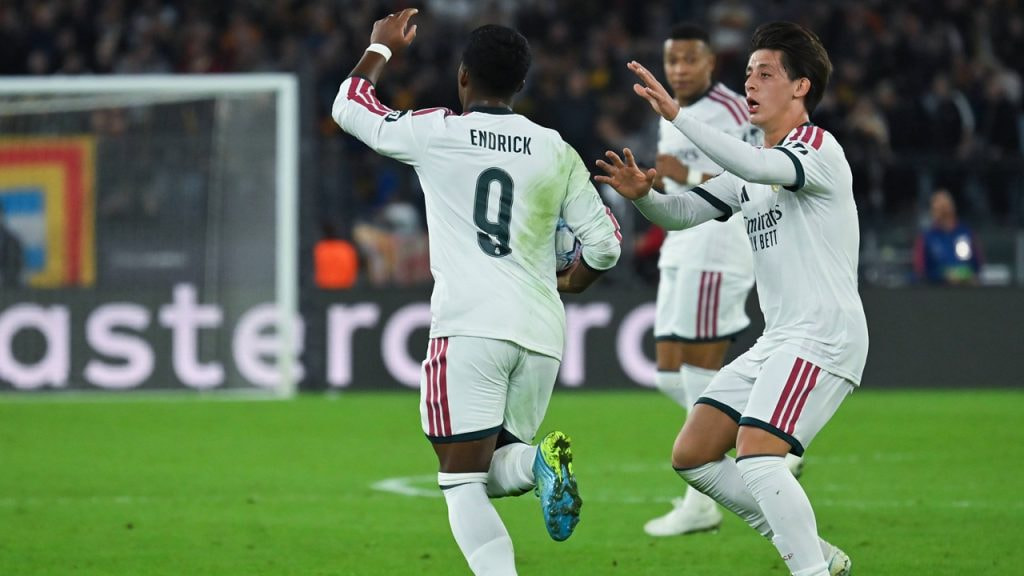 Endrick celebra su gol junto a Arda Guler y Mbappé al fondo en la victoria por 3-4 del Real Madrid ante la Roma en la Champions League 2026/27.