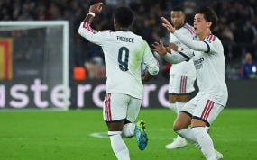 Endrick celebra su gol junto a Arda Guler y Mbappé al fondo en la victoria por 3-4 del Real Madrid ante la Roma en la Champions League 2026/27.
