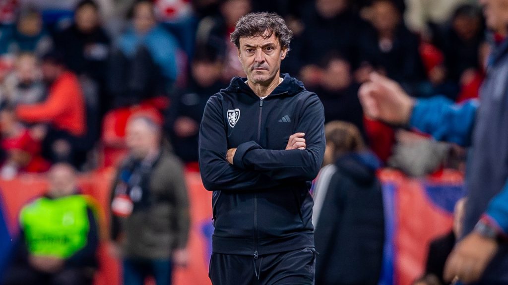 Santi Denia, de pie, en el área técnica del banquilla, durante el partido entre Chequia y Croacia de la Nations League 2026/27.