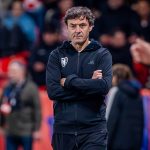 Santi Denia, de pie, en el área técnica del banquilla, durante el partido entre Chequia y Croacia de la Nations League 2026/27.