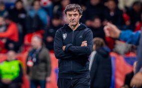 Santi Denia, de pie, en el área técnica del banquilla, durante el partido entre Chequia y Croacia de la Nations League 2026/27.