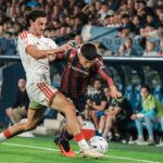Juan Iglesias corta un balón en banda en el Levante 3-3 Sevilla de LaLiga 2026/27.