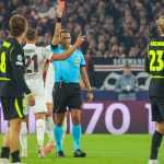 El árbitro turco Serdar Gözübüyük enseña la cartulina roja directa a Morten Hjulmand durante el Stuttgart - Atlético de Madrid de la Champions League 2026/27.