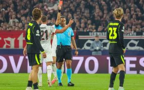 El árbitro turco Serdar Gözübüyük enseña la cartulina roja directa a Morten Hjulmand durante el Stuttgart - Atlético de Madrid de la Champions League 2026/27.