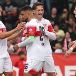 Grischa Prömel, Angelo Stiller y Chris Führich celebran con Deniz Undav, autor del gol, en la victoria por 5-0 del Stuttgart frente al Greuter Furth en un amistoso.