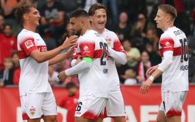 Grischa Prömel, Angelo Stiller y Chris Führich celebran con Deniz Undav, autor del gol, en la victoria por 5-0 del Stuttgart frente al Greuter Furth en un amistoso.