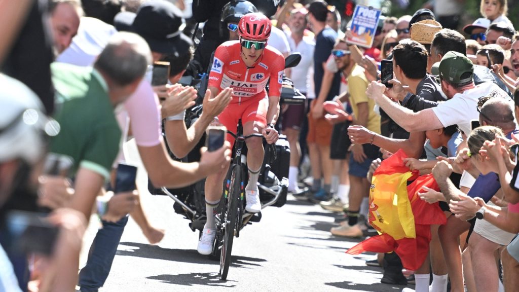 Tadej Pogacar, con el maillot rojo de la Vuelta 2026, durante la etapa Vall D'Alba - Valdelinares.
