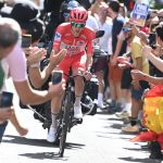 Tadej Pogacar, con el maillot rojo de la Vuelta 2026, durante la etapa Vall D'Alba - Valdelinares.