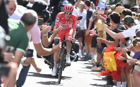Tadej Pogacar, con el maillot rojo de la Vuelta 2026, durante la etapa Vall D'Alba - Valdelinares.