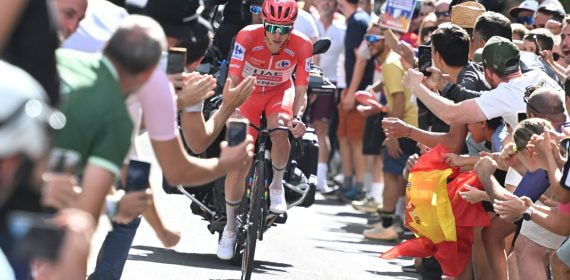 Tadej Pogacar, con el maillot rojo de la Vuelta 2026, durante la etapa Vall D'Alba - Valdelinares.