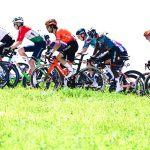 Un pelotón de ciclistas de varios equipos profesionales durante el GP de Gippingen 2026, que se celebra en Suiza.