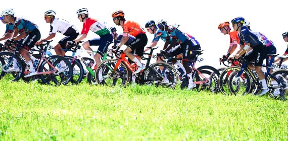 Un pelotón de ciclistas de varios equipos profesionales durante el GP de Gippingen 2026, que se celebra en Suiza.