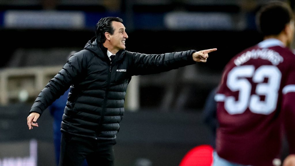 Unai Emery da instrucciones a su equipo desde la zona técnica durante el partido entre el Aston Villa y el Viking de la Champions League 2026/27.