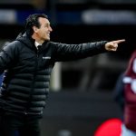 Unai Emery da instrucciones a su equipo desde la zona técnica durante el partido entre el Aston Villa y el Viking de la Champions League 2026/27.