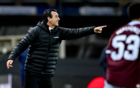 Unai Emery da instrucciones a su equipo desde la zona técnica durante el partido entre el Aston Villa y el Viking de la Champions League 2026/27.