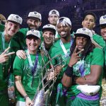 Los jugadores del Unicaja, con gorras de campeones y medallas, celebran junto al trofeo