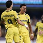 Santiago Mouriño y Georges Mikautadze celebran el gol del defensor uruguayo que suponía el segundo para los locales en el 3-1 del Villarreal ante el Napoli en la Champions 2026/27.