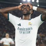 Vinícius Júnior se lamenta de una ocasión fallada en el partido entre la Roma y el Real Madrid de la fase liga de la Champions League 2026/27.