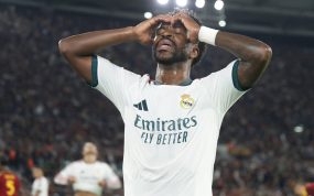 Vinícius Júnior se lamenta de una ocasión fallada en el partido entre la Roma y el Real Madrid de la fase liga de la Champions League 2026/27.