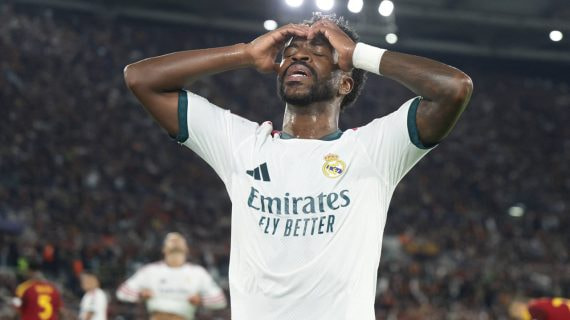 Vinícius Júnior se lamenta de una ocasión fallada en el partido entre la Roma y el Real Madrid de la fase liga de la Champions League 2026/27.